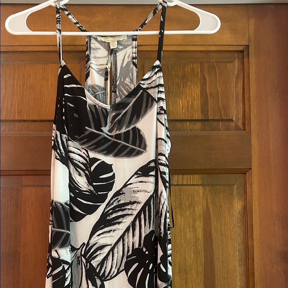 Sandiva Black and White Leaf Print Dress